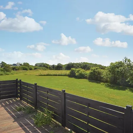 Three-bedroom In Holiday home *