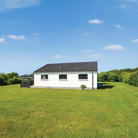Three-bedroom In Holiday home